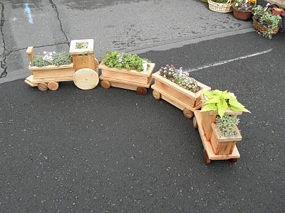 Train Planter, Projects To Do At Home, Fun Art Projects, Arts And Crafts Ideas, Wooden Pot, Wood Yard Art, Custom Planters, Garden Centers, Cool Art Projects