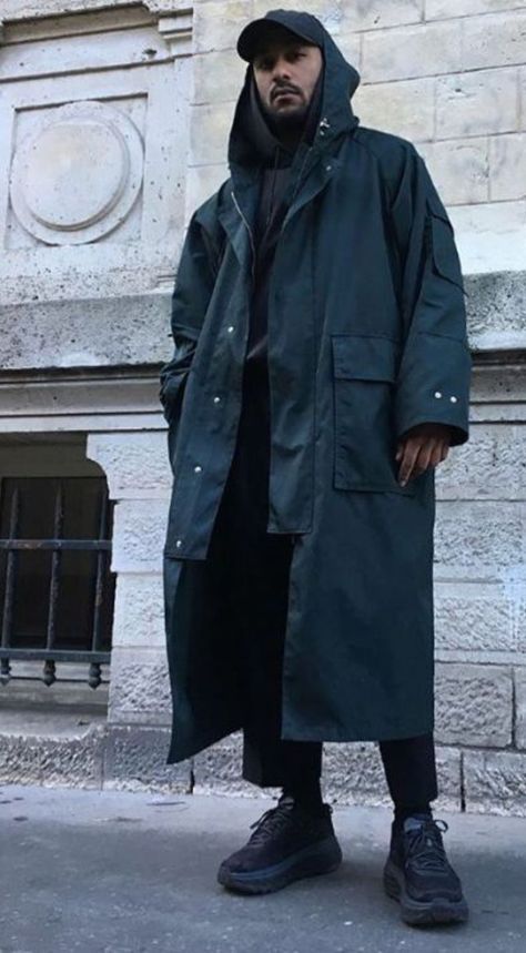 Men’s Long Coat, Black Winter Outfits Men, Overcoat Men Outfit Street Styles, Men Winter Outfits Cold Weather, Parka Outfit Men, Japan Men Fashion, Parka Outfit, Mens Streetwear Outfits, Overcoat Men