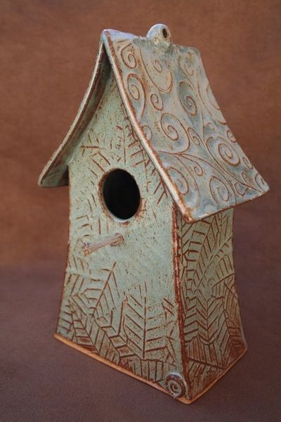 Slab Ceramics, Workshop Plans, Ceramic Birdhouse, Clay Bird, Pottery Houses, Sculptures Céramiques, Pottery Handbuilding, Garden Pottery, Slab Pottery