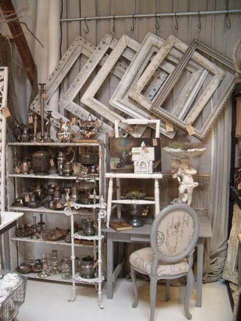 Staging with picture frames. Flea Market Displays, Antique Store Displays, Flea Market Booth, Antique Booth Displays, Antique Mall Booth, Antique Booth Ideas, Store Concept, Booth Decor, Market Displays