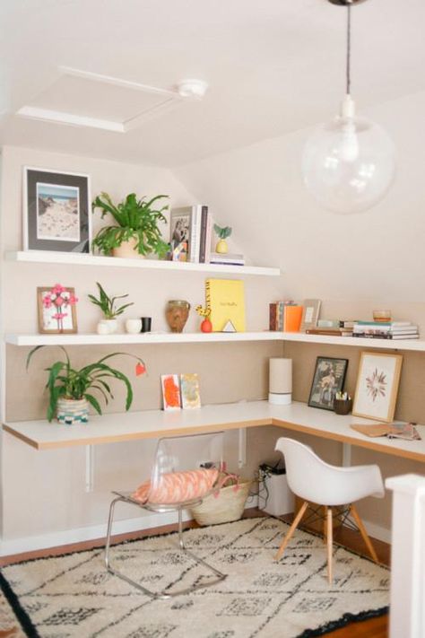 Easy office furniture and cheaper than a whole get up. Brackets and wood, paint it however you want! Mexican Bedroom, Diy Corner Desk, Floating Shelves Living Room, Desk Diy, Small Space Office, Office Nook, Floating Shelves Diy, Small Home Office, Craft Room Office