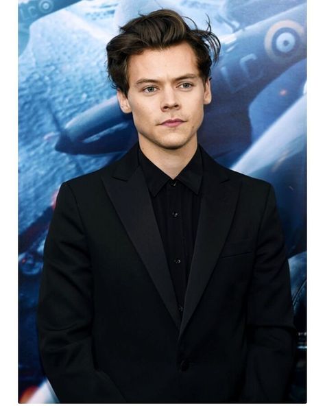 Harry Styles In Black, Black Harry Styles Wallpaper, Harry Styles Black Aesthetic, Black White Harry Styles, Harry Styles In Suit Black, Dunkirk Premiere, Haikou, Don Juan, Harry Styles Wallpaper