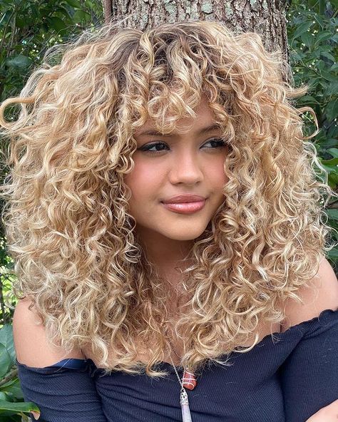 Wella Professionals on Instagram: “Va-va-voom volume, a creamy luxurious shade and texture that is out of this world 🌎 Let us know how much you love this #BlondeBombshellHair…” Curly Dyed Hair, Dyed Hair Ideas, Highlights Curly Hair, Hair Diffuser, Fall Hair Cuts, Blonde Curly Hair, Blonde Curls, Natural Curls Hairstyles, Texturizer On Natural Hair