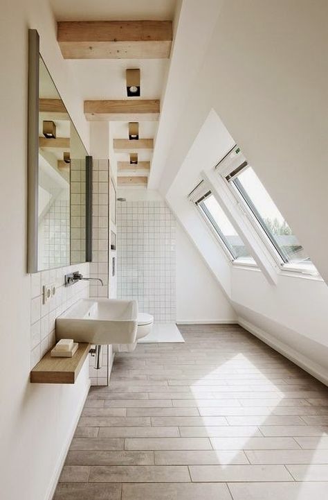 Beautiful bathroom with lovely windows - flooding light into the eaves Attic Bar, Attic Bathroom Ideas, Small Attic Bathroom, Farmhouse Addition, Shelving Bathroom, All White Room, Loft Bathroom, Small Attic, Minimal Interior Design