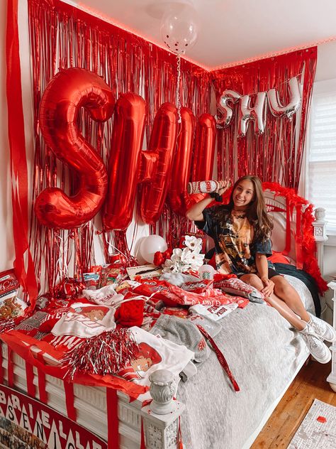 Sacred Heart University Room Decorating, bed decorating party Sacred Heart Bed Party, Sacred Heart University Bed Decorating, Bed Decorating Ideas College Acceptance, College Acceptance Room Decorating, College Bed Decorating Party, Heart Bed, Sacred Heart University, University Room, College Bed