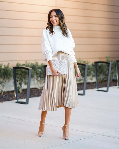 Lulus.com on Instagram: “a chic holiday pairing while still being cozy 💫 @nenaevans in the Toasty Mornings white knit oversized sweater, Pleat and Greet champagne…” Sweater And Pleated Skirt Outfit, Pleaded Skirt Outfits, Pleated Skirt And Sweater, Glam Accessories, Pleated Skirt Outfit, Cute Christmas Outfits, Skirt Outfits Fall, Long Skirt Outfits, Winter Skirt Outfit