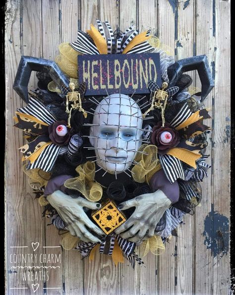 Horror Wreath Ideas, Horror Wreaths, Michael Myers Wreath, Horror Wreath, Scary Halloween Wreath, Horror Crafts, Decorative Wreaths, Country Halloween, Halloween Deco Mesh