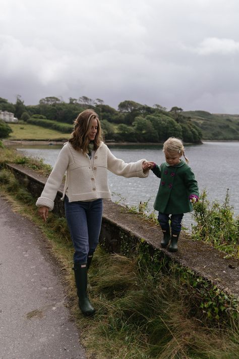 British Mum Aesthetic, English Countryside Family Photos, Mom Fashion Aesthetic, Mom Of The Group, Look Transformation, Mum Outfits, Mother Style, Mum Style, Trip To Ireland