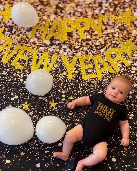 🎀 Bridgett Chandler on Instagram: “Prescott says I am Three Months old now & Happy New Year 🌟💫 Swipe right to see how much I have grown ➡️ #babyboy #milestone #love” New Years Milestone Picture, Baby Milestone Pictures, Monthly Milestone Pictures, Milestone Ideas, Happy New Year Baby, Baby New Year, Guru Nanak Wallpaper, Baby Milestones Pictures, Monthly Pictures