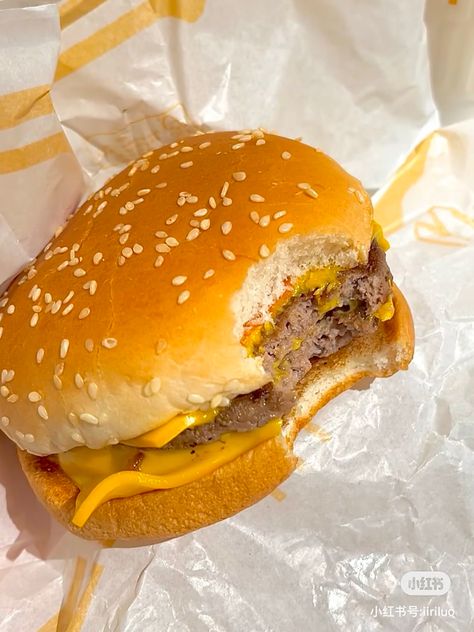 Mcdonald’s Double Cheeseburger, Mcdonald’s Cheeseburger, Mcdonalds Cheeseburger Aesthetic, Cheeseburger Aesthetic, Mcdonald's Cheeseburger, Cheeseburger Mcdonalds, Mcdonalds Burger, Mcdonalds Food, Mcdonalds Fast Food