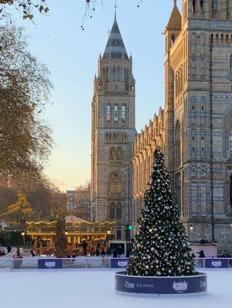 England In Christmas, London In Winter Pictures, England At Christmas, London England Christmas, Christmas Time In London, Christmas In England Aesthetic, London Christmas Bucket List, London In Christmas Time, Xmas In London