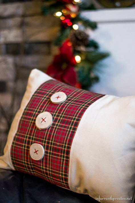 Almofadas Tartan Christmas Pillows, Diy Christmas Pillows No Sew, Pillow Wraps Ideas, Winter Pillows Diy, Christmas Pillow Ideas, Tartan Crafts, Pillow Wraps, Decorating Pillows, Tartan Plaid Pillows