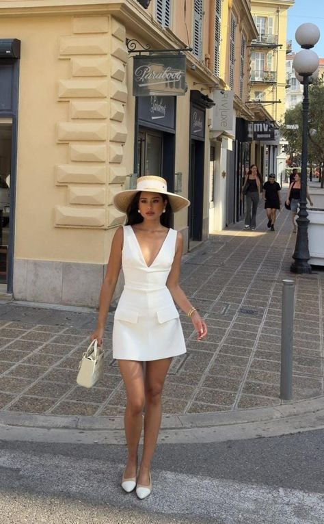 Miami Old Money Outfits, Como Outfits Summer, Paris Outfits Summer Travel, Summer Outfits Elegant Classy Chic, Old Money Tropical Outfit, Horse Races Outfits For Women, Old Money Style Party, Old Money Dresses Aesthetic, Old Money Outfits Summer Dresses