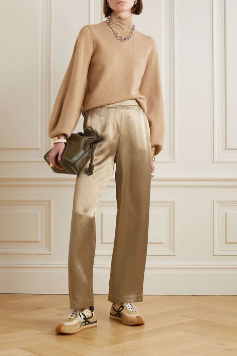 Gold Trousers Street Style, Chic Spring Silk Pants, Chic Silk Pants With Relaxed Fit, Summer Satin Trousers, Spring Silk Straight-leg Pants, Satin Pants Outfit Casual, Silk Trousers Outfit, Gold Pants Outfit, Silk Pants Outfit