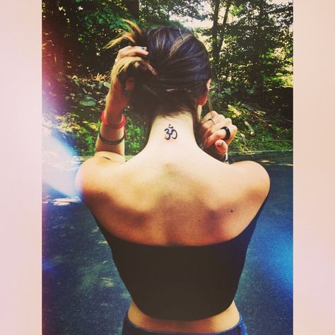 Aum Sign Tattoo, Aum Sign, Ohm Sign, Namaste Tattoo, Ohm Tattoo, Symbol Ideas, Tattoo On Neck, Tattoo Sonne, Small Cross Tattoos