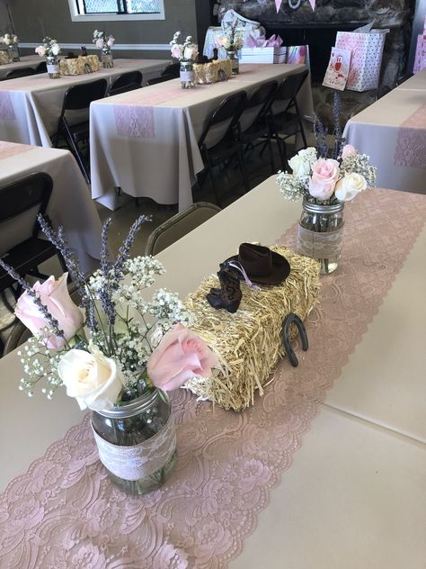 Cow Party Centerpiece Ideas, Cowgirl Table Centerpieces, Cowgirl Party Centerpieces Ideas, Barn Baby Shower Ideas, Cowgirl Baby Shower Centerpieces, Cowgirl Centerpieces Table Decorations, Cow Theme Baby Shower Ideas Girl, Cow Baby Shower Centerpieces, Vaquero Baby Shower Ideas