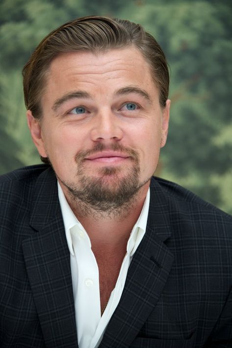 Leonardo Dicaprio Now, Usa Man, Leonard Dicaprio, Model Food, Leonardo Dicaprio Photos, Leonardo Dicaprio 90s, Carpet Outfits, Sparkling Jewelry, Celebrities Then And Now