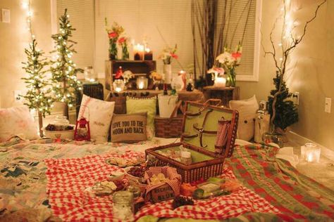 Pretty picnic inside the house Indoor Date Ideas, Six Photos, Things To Do With Your Boyfriend, Winter Date Ideas, Winter Picnic, Indoor Picnic, Creative Dates, Thomas Doherty, Romantic Picnics