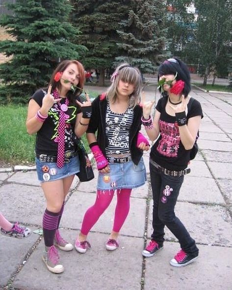 Miss Bel-Air on Instagram: “I wanted to be them but my mom wouldn’t let me :[” Scene Queens, Scene Outfits, Punk Emo, Scene Girls, Scene Fashion, Scene Kids, Emo Outfits, Scene Hair, Estilo Punk