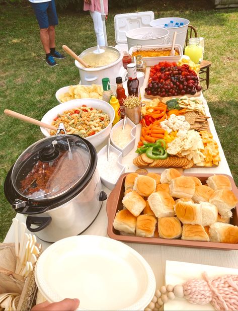 Outside Dinner Party Food, Bbq Party Layout Ideas, Easy Meals For Birthday Parties, Family Barbecue Party Ideas, Housewarming Bbq Party Ideas, Cover Food At Outdoor Party, Dinner Ideas For Birthday Parties, Potluck Dinner Aesthetic, Bbq Party Set Up