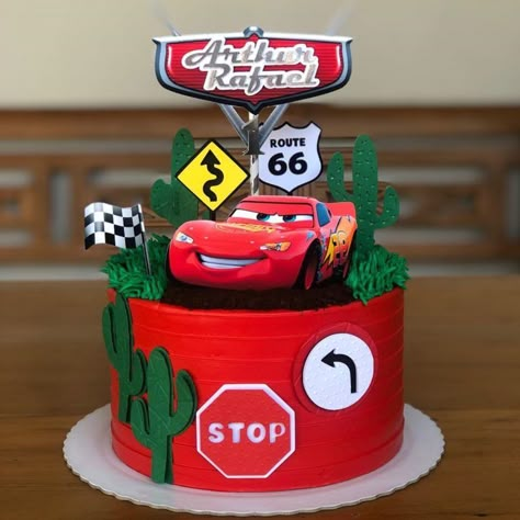 Bolo Carros: inspirações e dicas desse tema cheio de adrenalina Cars Cake Design, Sugar Decorations For Cakes, Mcqueen Cake, Car Cake Toppers, Buttercream Cake Designs, Cars Birthday Cake, Cars Birthday Party Disney, Surprise Cake, Car Birthday Theme