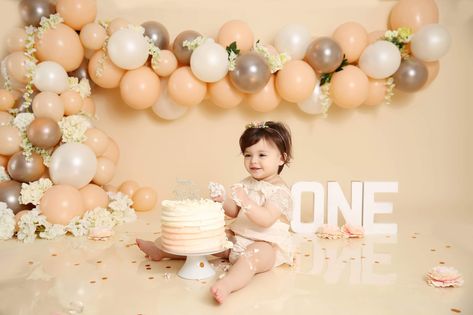 Girl Cake Smash Ideas, White And Gold Cake, Gold Cake Smash, Cake Smash Ideas, Half Birthday Cakes, Cake Smash Inspiration, Cake Smash Theme, Baby Birthday Photoshoot, Simple Birthday Party