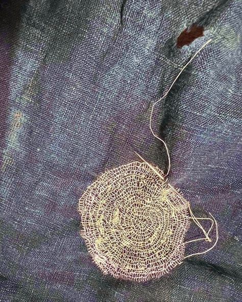 Japanese Mending Sashiko, Japanese Mending With Gold, Creative Mending, Visible Mending Jeans Sashiko, Japanese Repair Stitching, Sashiko Cross Stitch, Denim Embroidery, Abstract Embroidery, Wool Embroidery