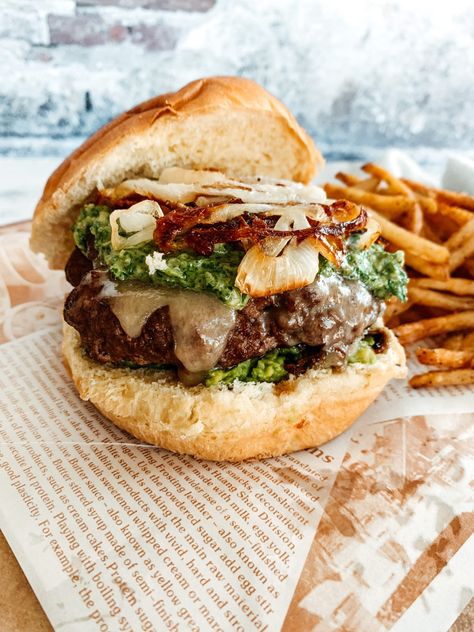 Chimichurri Burger Recipe, Chimichurri Burger, Hot Burger, Gourmet Burgers Recipes, Burger Patty Recipe, Burger Ideas, Lamb Burger, Lamb Burgers, Chimichurri Sauce