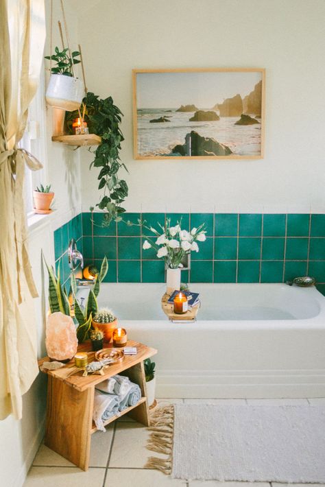 Peel and Stick Tiles Are the Solution to Your Dingy Rental Bathroom Bohemian Bathroom Ideas, Decorating Bathrooms, Rental Bathroom, Bohemian Bathroom, Rental Kitchen, Old Apartments, Boho Bathroom, Room Transformation, Apartment Bathroom