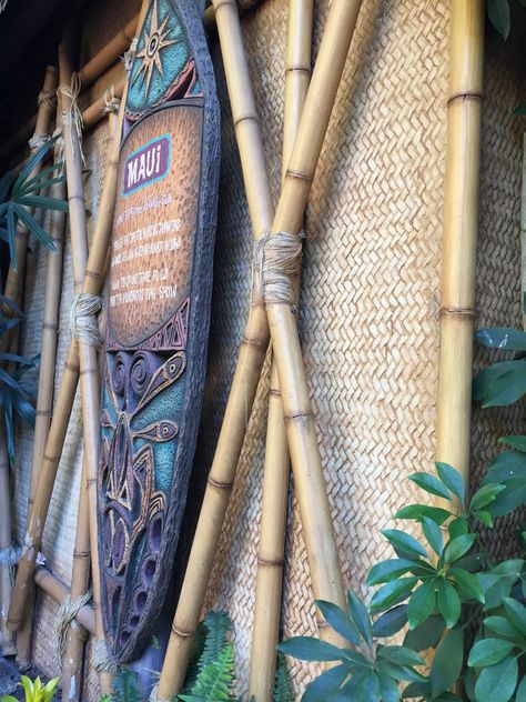 Tiki Entrance, Tiki Hut Backyard, Tiki Patio Ideas, Bamboo Art Diy, Tiki Pole, Tikki Bar, Tiki Bars Diy, Tiki Lights, Outdoor Tiki Bar