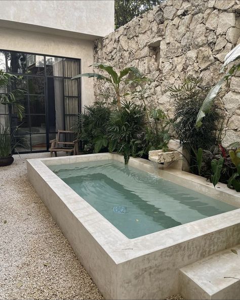 Instagram Spaces, Ideas De Piscina, Kleiner Pool Design, Mini Pool, Small Pool Design, Casa Country, Small Pools, Dream Pools, Patio Interior