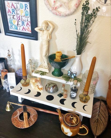 Home Altar Pagan, Light Witch Altar, Diy Altar Table, How To Create An Altar, Small Alter Ideas, How To Make An Alter, Altar Set Up, Minimal Altar, Simple Altar Ideas