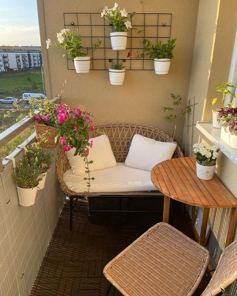 30 Small Balcony Ideas to Maximize Your Outdoor Space - placeideal.com Apartment Porch, Balcony Decor Ideas, Small Apartment Balcony Ideas, Balkon Decor, Small Balcony Design, Apartment Patio Decor, Apartment Patio, Small Balcony Decor, Small Outdoor Spaces