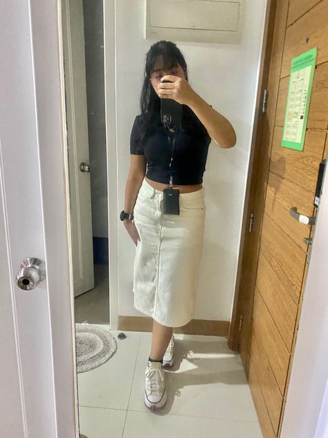 Minimalist outfit, summer outfit, back to school outfit Minimalist Outfit Summer, Back To School Outfit, Black Crop Top, Back To School Outfits, White Crop Top, Outfit Summer, Black Crop, Black Crop Tops, School Outfit