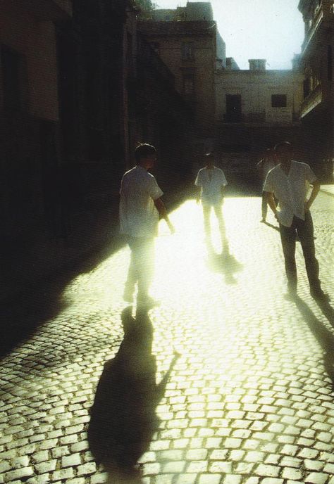 Happy Cinematography, Happy Together Wong Kar Wai, Wong Kar Wai Inspired, Wong Kar Wai Aesthetic, Christopher Doyle, Wong Kar Wai, Leslie Cheung, Filmmaking Inspiration, Asian Aesthetic