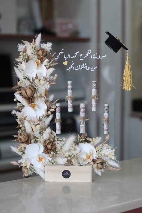 Mahr Ideas, Graduation Flowers, Graduation Crafts, Creative Wedding Gifts, Money Bouquet, Bridal Gift Wrapping Ideas, Resin Crafts Tutorial, Wedding Gifts Packaging, Diy Gift Set