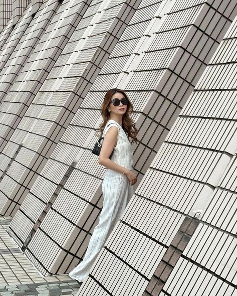 Lines and angles 🇭🇰 | Instagram Photo Pose Aesthetic, Hong Kong Cultural Centre, Hong Kong Disneyland Photography, Hongkong Disneyland Photo Ideas, Hk Disneyland Outfit, Hong Kong Aesthetic Outfit, Hong Kong Photo Ideas, Hong Kong Winter Outfit, Hongkong December Outfit