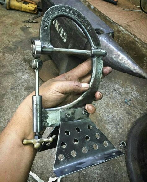 Very cool mini English Wheel .                                                                                                                                                                                 More Sheet Metal Work, English Wheel, Metal Bender, Metal Shaping, Metal Fabrication Tools, Metal Fab, Blacksmith Tools, Fabrication Tools, Metal Workshop