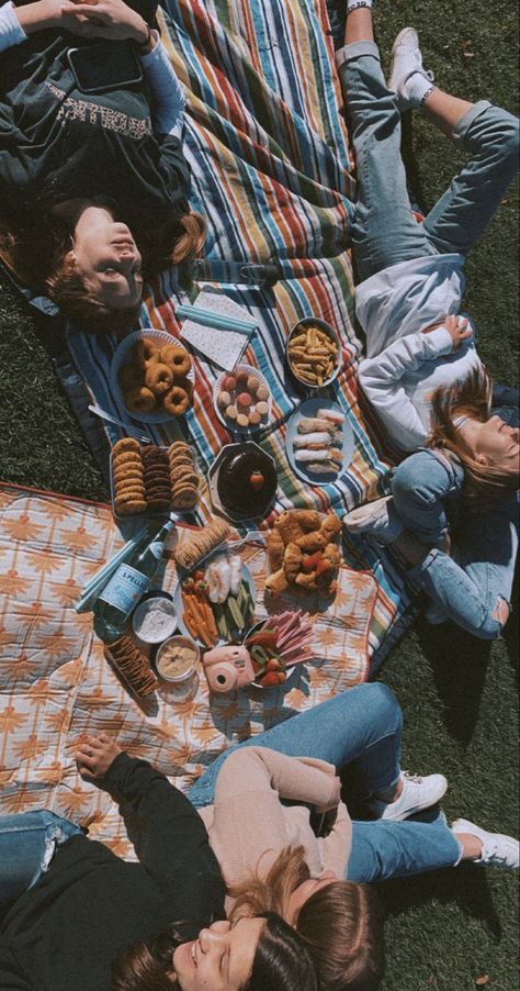 Friend Group Picnic Aesthetic, To Do List With Friends, Vintage Picnic Aesthetic, Aesthetic Picnic Date With Friends, Donuts Photoshoot, 80s Picnic, Picnic With Friends Aesthetic, Camp Fire Songs, Aesthetic Picnic Food