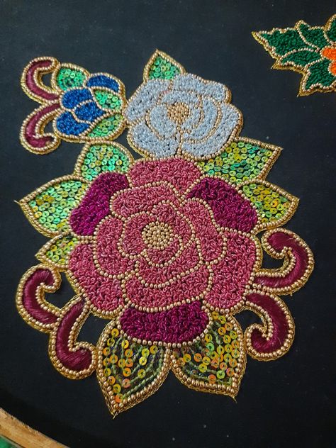 Zardozi French Knot Design, Flower Motif Design Aari Work, Aari French Knot Designs, Zardosi French Knot Design, French Knot Aari Work Design, Aari Drawing, Butterfly Quilt Pattern, Thick Embroidery, Mom Drawing