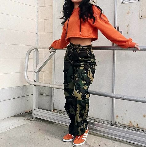 Laranja cropped manga longa tênis calça camuflada verde Camo Pants Sneakers, Camo Pant, Cropped Manga, Hip Hop Outfits, Camo Pants, Teenager Outfits, Mode Inspo, Edgy Outfits, Swag Outfits