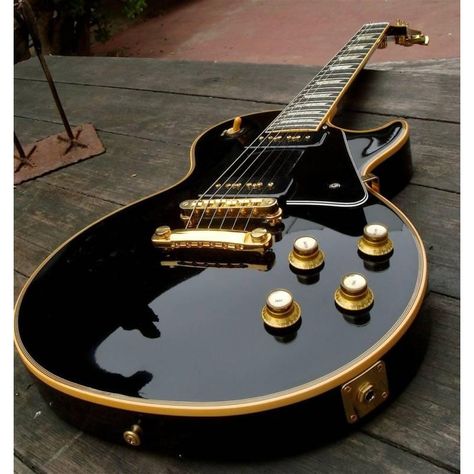 Always liked the black with gold hardware. Iconic Guitars, Acoustic Guitar Case, Pretty Guitars, Best Guitar Players, Guitar Rig, Learning Guitar, Les Paul Guitars, Gibson Guitar, Pedal Board