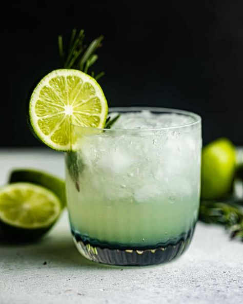 Gluten Free Indian Food, Winter Drink Recipes, Vodka Gimlet, Gimlet Cocktail, Gimlet Recipe, Vodka Recipes Drinks, Gimlet, Vodka Brands, Fancy Drinks