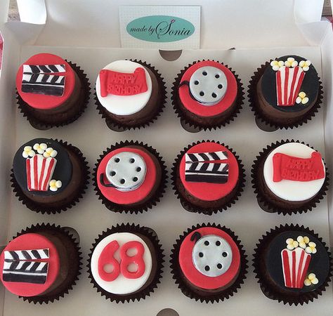 Movie Cupcakes, Hollywood Cake, Birthday Movie Night, Outdoor Movie Party, Hollywood Birthday Parties, Cinema Party, Movie Night Theme, Hollywood Birthday, Wedding Snacks