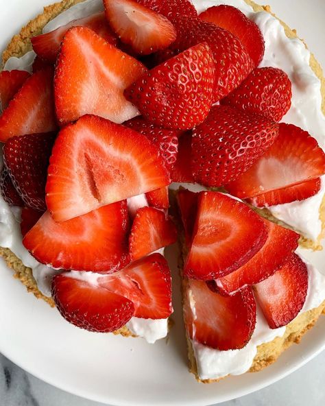 rachel on Instagram: “this PALEO STRAWBERRY SHORTCAKE is the best last minute dessert to make this weekend🙃🍓🍰the recipe is made with all gluten + dairy-free…” Strawberry Recipes Gluten Free, Healthy Fruit Crumble, Healthy Strawberry Dessert, Strawberry Dessert Recipes Easy, Rachel Mansfield, Healthy Strawberry Recipes, Fresh Strawberry Desserts, Healthy Strawberry Shortcake, Easy Strawberry Desserts