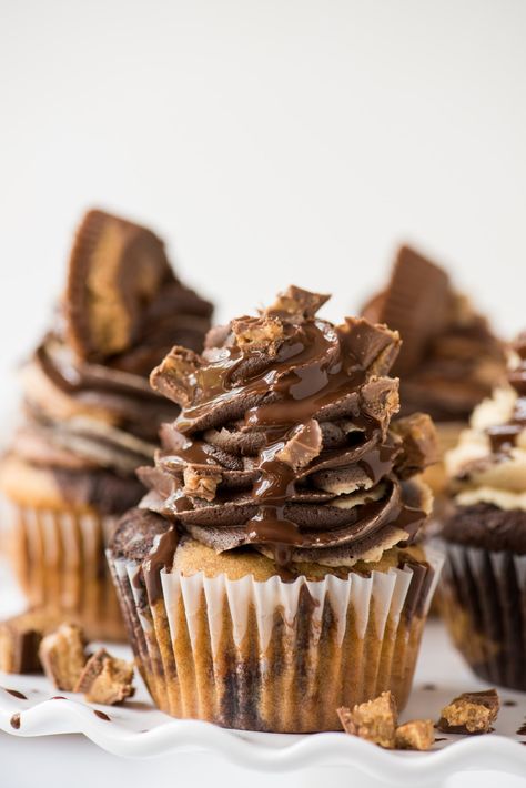 Chocolate peanut butter swirled cake and chocolate peanut butter swirled frosting makes these the ULTIMATE Reese’s Cupcakes! Plus there’s chopped peanut butter cups in the cake batter! We know you’ll fall in love with this reese’s cupcake with reese’s frosting. #reesescupcakes #chocolatepeanutbutter #peanutbuttercupcakes Swirled Frosting, Reeses Peanut Butter Cupcakes, Reese's Cupcakes, Raspberry Lemonade Cupcakes, Tasty Cupcakes, Homemade Cupcake Recipes, Cake Portions, Chocolate Peanut Butter Cupcakes, Frozen Cupcakes