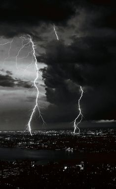 Dark Atheistic, Rain And Lightning, Lightning Photography, Look Wallpaper, Dark Black Wallpaper, نباتات منزلية, Dark Landscape, Rain And Thunder, Black And White Picture Wall