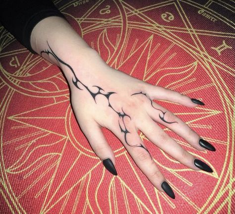 Red And Black Finger Tattoo, Barb Wire Tattoo Ideas, Neo Tribalism Tattoo Hand, Hand Tattoo Easy, Neo Tribalism Tattoo Arm, Hand Art With Pen, Drawing On Hand Ideas Doodles, Pen Tattoo Ideas Doodles On Hand Easy, Tattoo Idea Hand