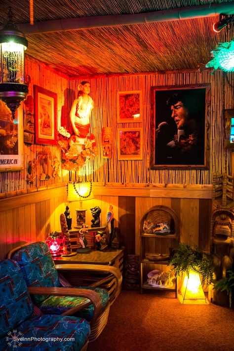 Tropical Aesthetic Room, Tiki Interior Design, Vintage Tiki Aesthetic, Tiki Bathroom, Mid Century Tiki, Tiki Bedroom, Tiki Room Decor, Home Tiki Bar, Rockabilly Home Decor