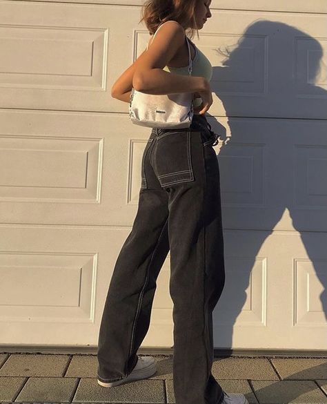 Black Contrast Stitch Jeans Outfit, White Stitched Black Pants Outfit, Black Carpenter Jeans Outfit, Black Pants With White Stitching Outfit, Black Pants Outfit, Black Jeans Outfit, White Shoulder Bag, Mom Jean, Carpenter Jeans